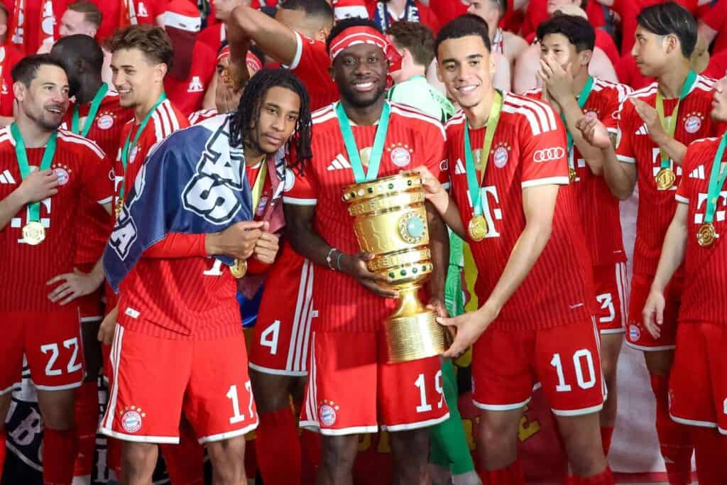 FC Bayern Jubel Pokalfinale Olise Musiala Davies